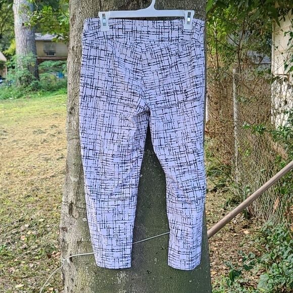 Valerie Steven's Stretchy White & Black  Capris - Picture 2 of 6